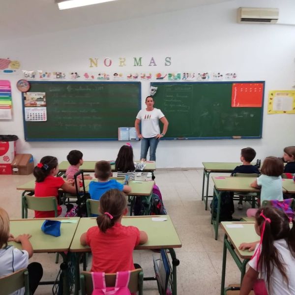 Mercedes, profesora jubilada: "Hay que mandar deberes porque en las clases, muchas veces, no da tiempo a todo. Es un cúmulo de circunstancias"