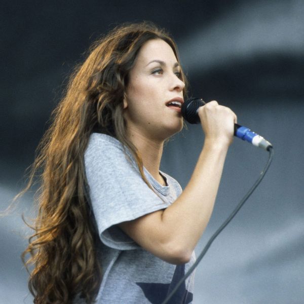 Après "You Oughta Know" : la trahison financière qui a failli ruiner Alanis Morissette